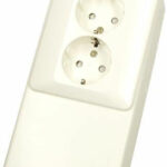 Elko RS Sockeldosa med 2-vägsuttag Jordat Fjällvit